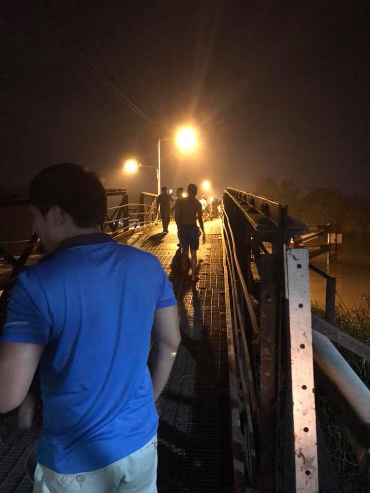 Sập cầu Long Kiển ở Sài Gòn, nhiều người và phương tiện rớt xuống sông